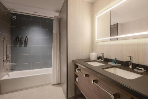 Koupelna v ubytování Courtyard by Marriott Cheddi Jagan International Airport, Guyana