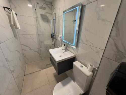 Ένα μπάνιο στο Hotel Reina