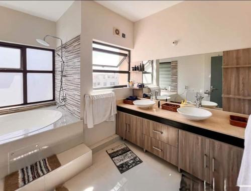 Ένα μπάνιο στο Luxury Penthouse with Panoramic 180 degrees Views