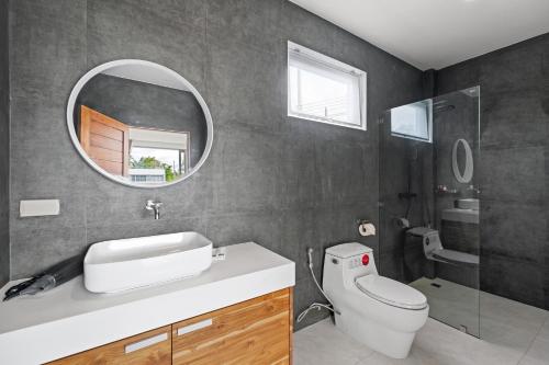 Et badeværelse på Tropical 3 bedroom Pool Villa in Meanam