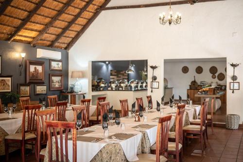 En restaurant eller et andet spisested på Karongwe- Shiduli Safari Lodge