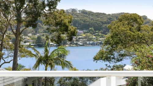 Pretty BeachNumber 96 At Pretty Beach By Holidayco的阳台享有湖景