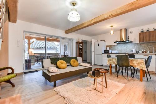 PrisséLe Chardonnay T3, terrasse 30 m2 & parking privé的客厅里有一张沙发和一张桌子。