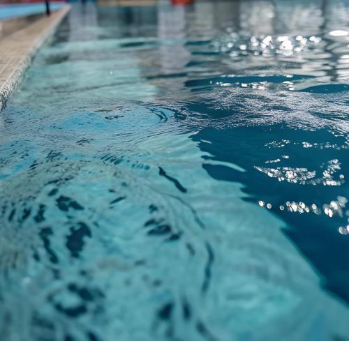 a swimming pool with blue water at El Fares Hôtel Spa & Conférences in Bordj Bou Arreridj