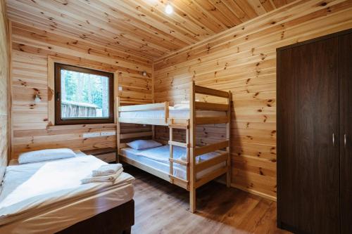 Ένα ή περισσότερα κρεβάτια σε δωμάτιο στο Wiartel Osrodek Wypoczynkowy