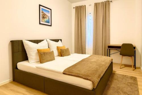 1 dormitorio con 1 cama y escritorio. en Stadtwohnung in Siegen-Zentrum, en Siegen