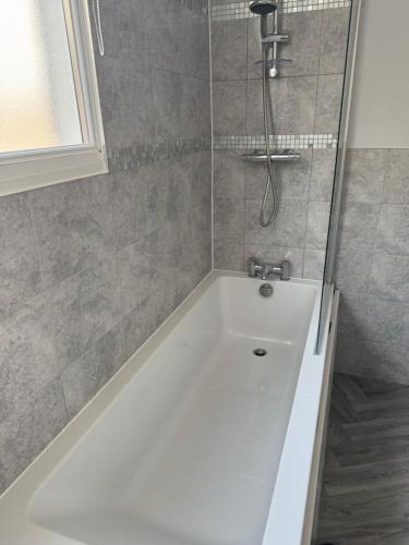 Ένα μπάνιο στο Luxury Three Bedroom Duplex Apartment Torquay Marina