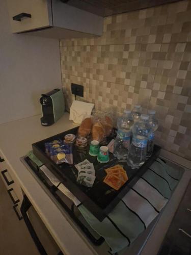 een tafel met flessen water en voedsel erop bij Le Taverne Appartement in Pianopoli