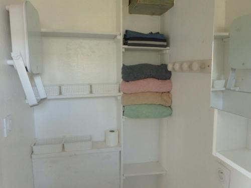 a small bathroom with towels and towelsigunigunigunigunigun at Séjour indépendant et autonome chez l'habitant avec petit-déjeuner inclus in L'Ile d'Yeu