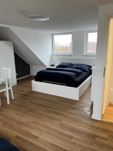 鲁尔河畔米尔海姆Ferienwohnung Ruhrperle的白色房间里有一张床的卧室