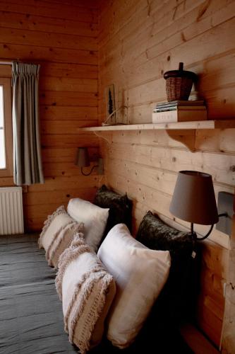 a room with pillows lined up against a wall at For-Rest Lodge de Hilkensberg in Broekhuizen