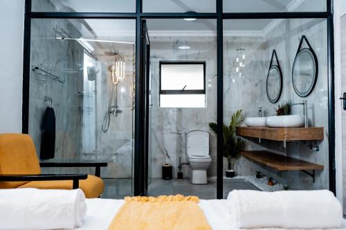 um banheiro com chuveiro e vaso sanitário em Nexovant Furnished Apartments em Maun