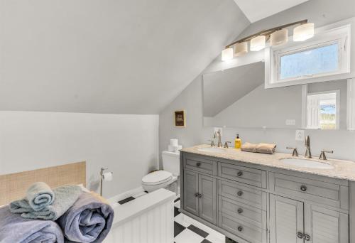 Et badeværelse på Spacious Oceanfront Home Stunning Sunset Views