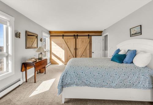 En eller flere senge i et værelse på Spacious Oceanfront Home Stunning Sunset Views