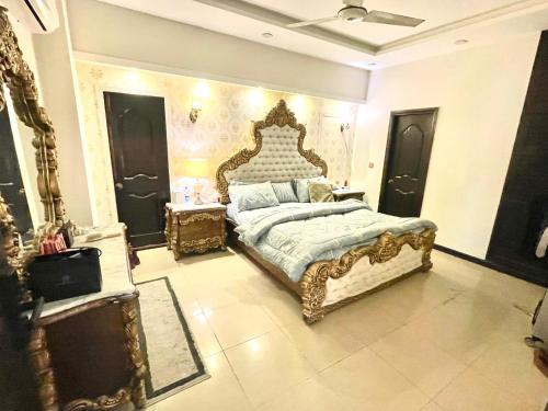 een slaapkamer met een groot bed in een kamer bij Beautiful Apartment in Islamabad