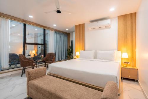 Postel nebo postele na pokoji v ubytování Rcc Hotels Gachibowli