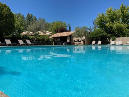 La alberca dentro o cerca de Hotel Mas De Cure Bourse