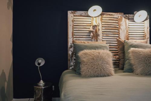 Ένα ή περισσότερα κρεβάτια σε δωμάτιο στο Chez Guilem chambre jaune