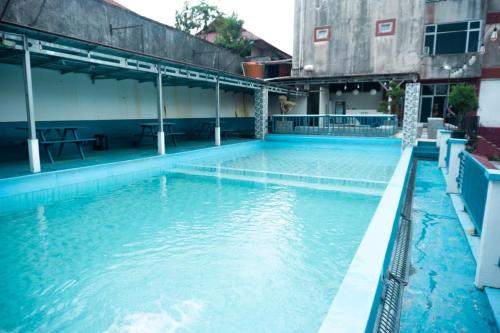 una piscina con acqua blu in un edificio di Grand Aulia Hotel Padang Panjang a Padangpanjang
