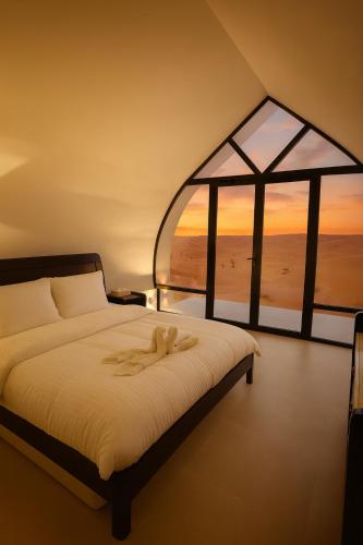 BadīyahにあるGalaxy chaletの大きな窓のあるベッドのある寝室