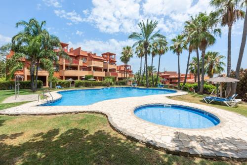 Stylish 2-Bed Apartment with Large Terrace & Pool