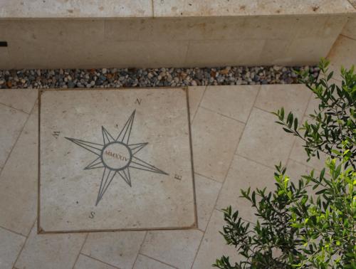 un dibujo de un sol en una acera en Concha Aurea Apartments, en Sveti Juraj