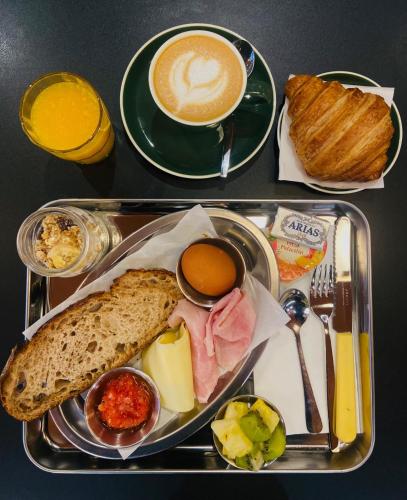 bandeja con un plato de comida y una taza de café en BYPILLOW Twenty, en Barcelona