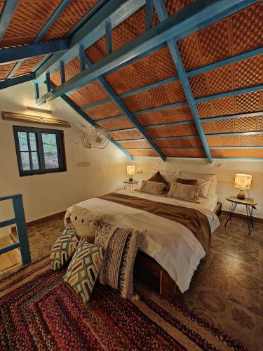 ChanereThe Camphor Villa - Farmers Deck的房间里有一张大床的卧室