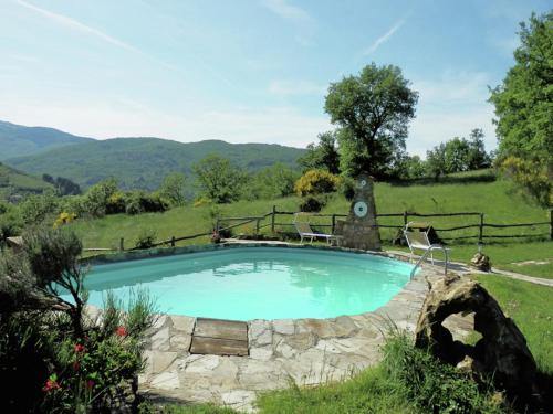 Castel FocognanoRustic Holiday Home in Ortignano with Swimming Pool的山地的游泳池