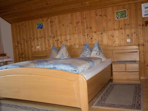 Giường trong phòng chung tại Gästehaus Tinkl