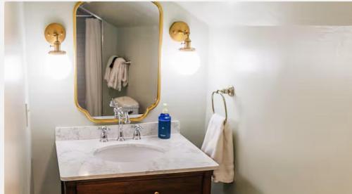 The Ipswich Inn في إبسوتش: حمام مع حوض ومرآة