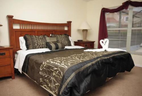 a bedroom with a large bed and a window at Lake Berkley 5 bedrm 3 bath villa near Disneyland in Kissimmee