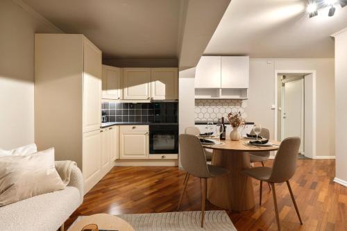 een keuken en woonkamer met een tafel en stoelen bij ARCTIC HOMES - Harmony Retreat in Tromsø