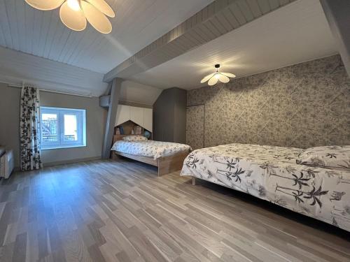 Ένα ή περισσότερα κρεβάτια σε δωμάτιο στο Charmante maison à Pourrain