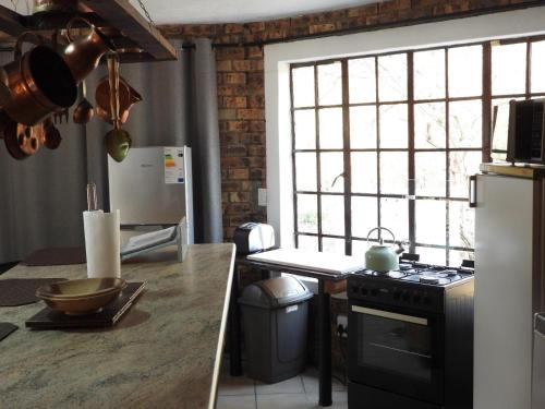 Η κουζίνα ή μικρή κουζίνα στο Elephant Memories