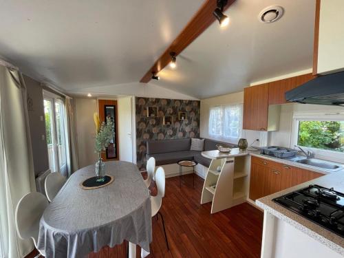 Nhà bếp/bếp nhỏ tại Bungalow, Camping Les Tamaris