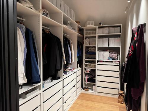 Gammelgårdvegen 31 في ترومسو: خزانة ملابس مغطاة بالدروج البيضاء