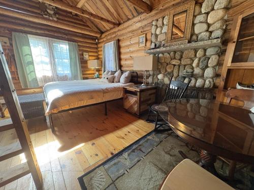 Ένα ή περισσότερα κρεβάτια σε δωμάτιο στο Authentic Maine Log Cabin Lakefront Cozy