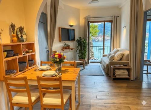 Posezení v ubytování Petit Paradis , Le charme de la vieille ville face à la mer