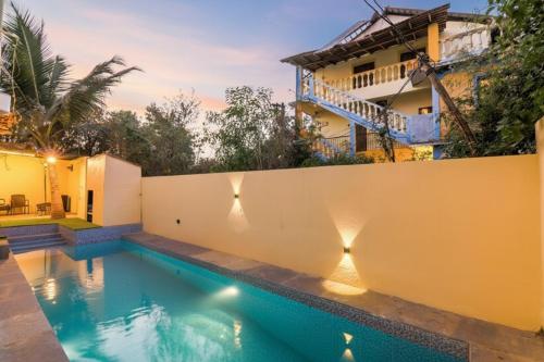 una piscina frente a una casa en Via Victoria With Pool - Nr Baga Beach, en Baga