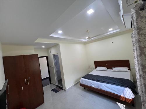 Ένα ή περισσότερα κρεβάτια σε δωμάτιο στο GNR lodge Rooms