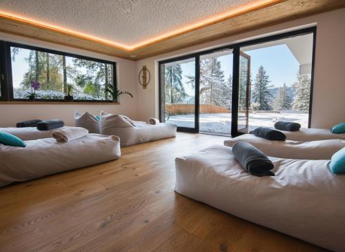 um quarto com vários sacos de feijão no chão em Hotel Rösslhof em Ramsau am Dachstein
