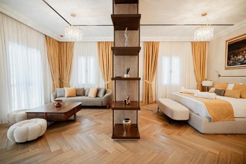 un soggiorno con un divano e un letto di Averde Residence a Larnaka