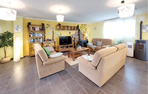 Μια τηλεόραση ή/και κέντρο ψυχαγωγίας στο Lovely Home In Pedralba With Private Swimming Pool, Can Be Inside Or Outside