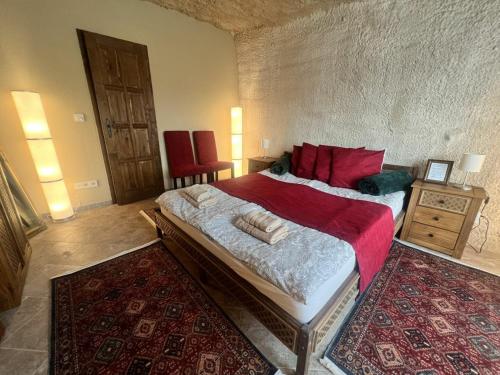 Giường trong phòng chung tại Sirocave Barlang szobák