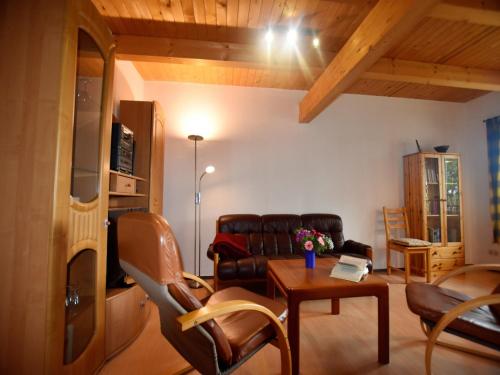 Spacious Apartment in Boddin with Garden في Boddin: غرفة معيشة بها أريكة وطاولة