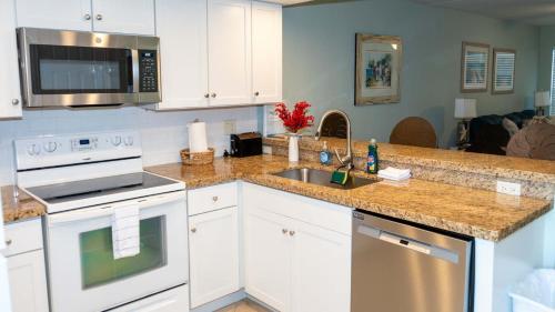 Η κουζίνα ή μικρή κουζίνα στο Surfside II #109 home