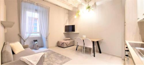 圣雷莫Petronilla House 008055-LT-1202的带桌子和椅子的白色客厅