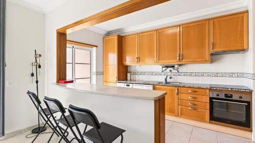 Portimão 1BR with Pool by LovelyStay