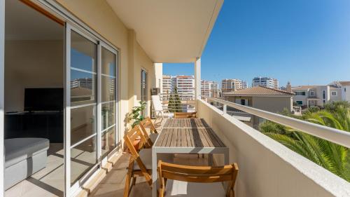Portimão 1BR with Pool by LovelyStay